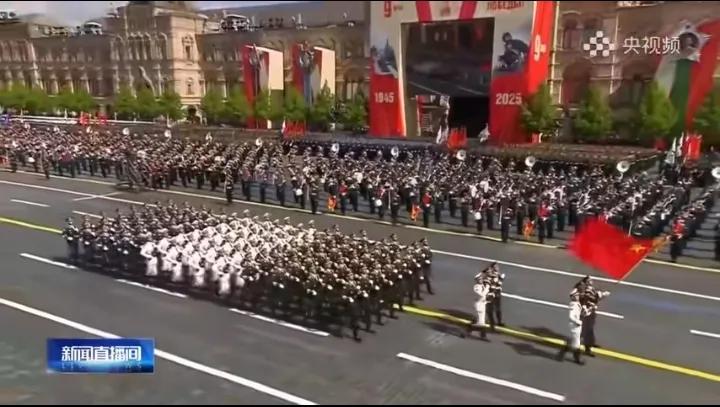 中国仪仗队在红场。
让俄罗斯人开开眼，啥叫大国军人。