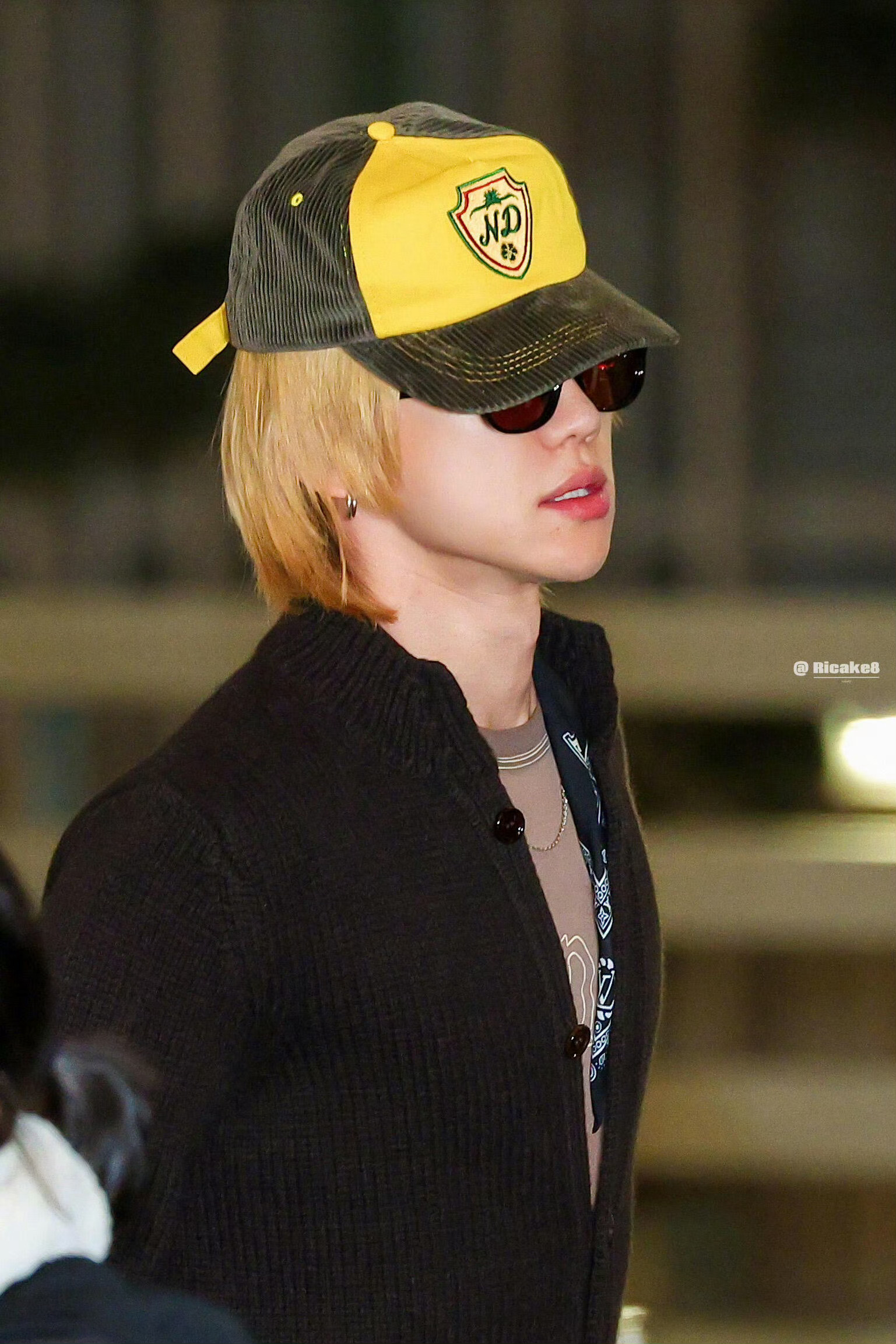 徐明浩机场金发 徐明浩今早的机场look小黄帽+金发造型，太潮了