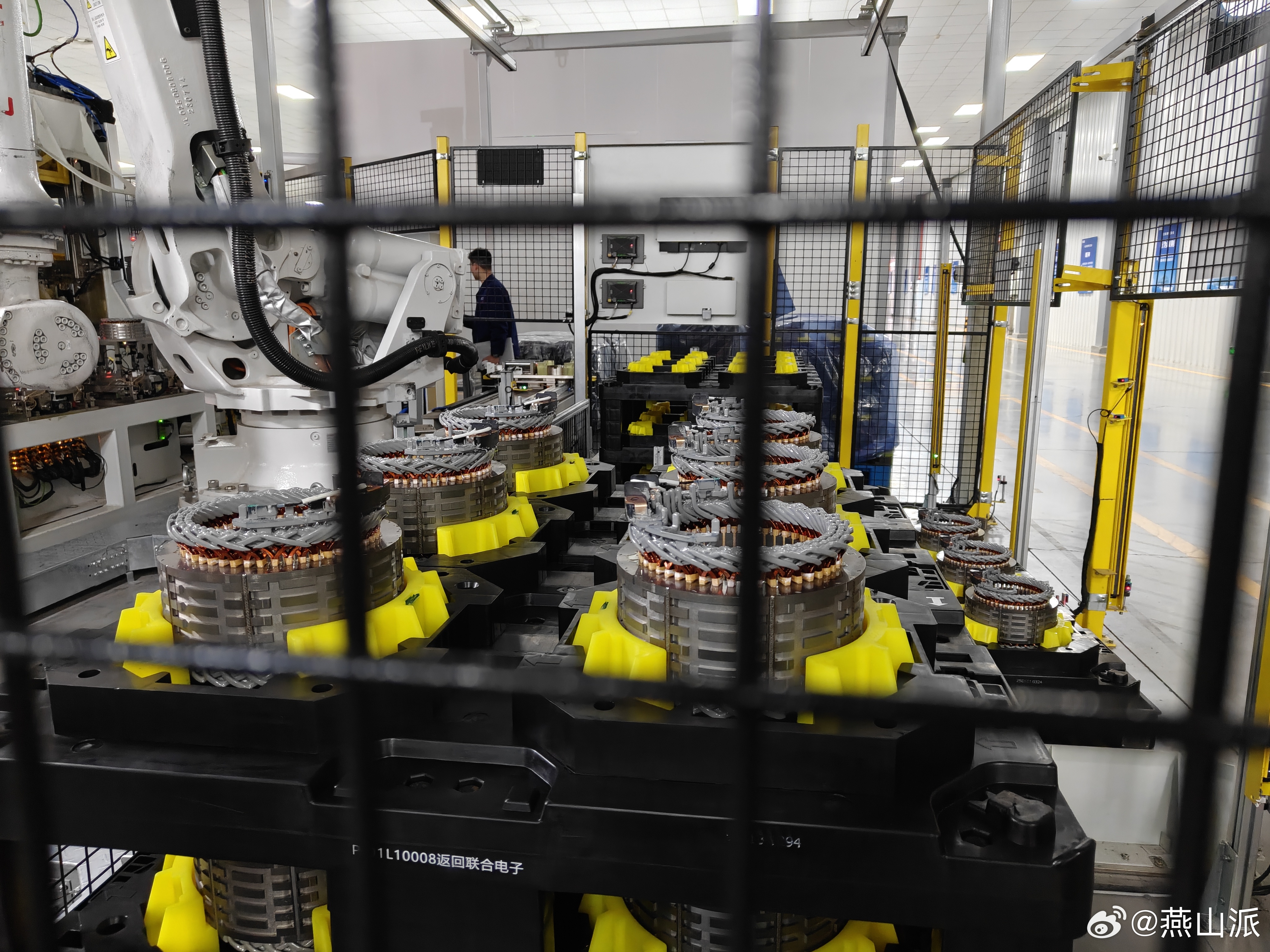 沉浸式体验顶尖电驱在工厂见证了深蓝原力超集电驱从油改电的组合电驱，到三合一，以及