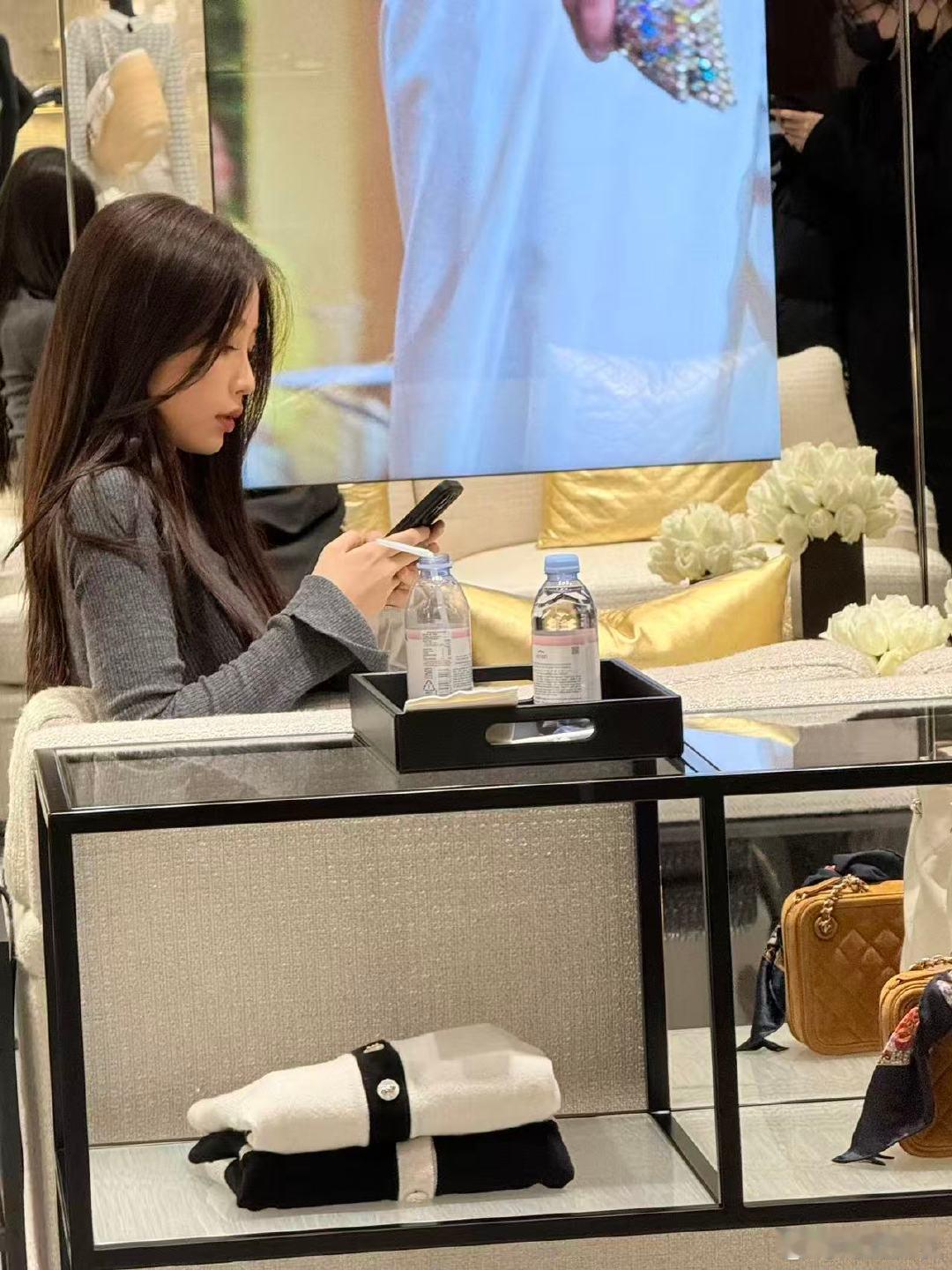 曼谷机场偶遇虞书欣 曼谷机场偶遇虞书欣，姜暮萌妹私下完全是姐姐 是老公虞书欣冷脸