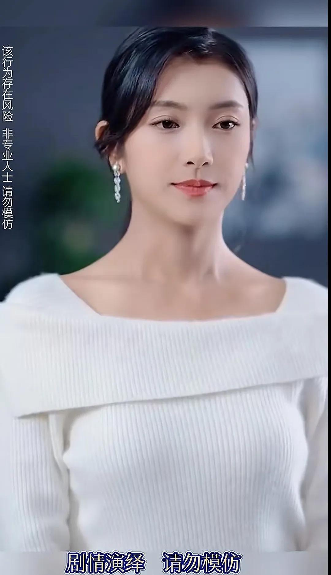 优雅气质女星，白衣飘飘，剧情演绎，请勿模仿。