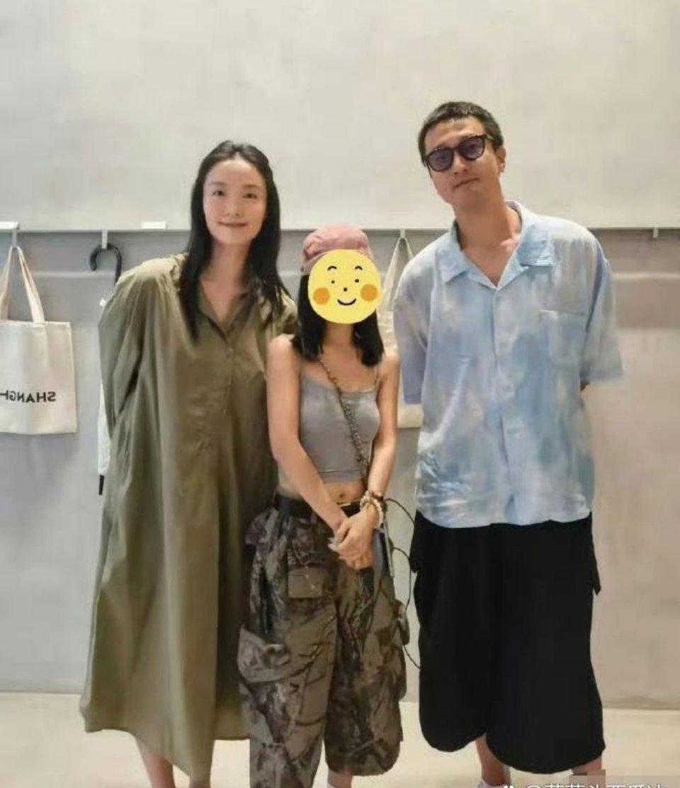 王传君有一米八七，站在他身旁的妻子齐溪174cm，相差13cm的两人，看着竟然差