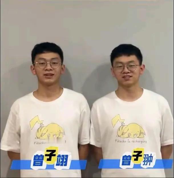 同年同月同日生的双胞胎考上大学不稀奇，同校同专业也可以理解，哪怕考了同样的分数，
