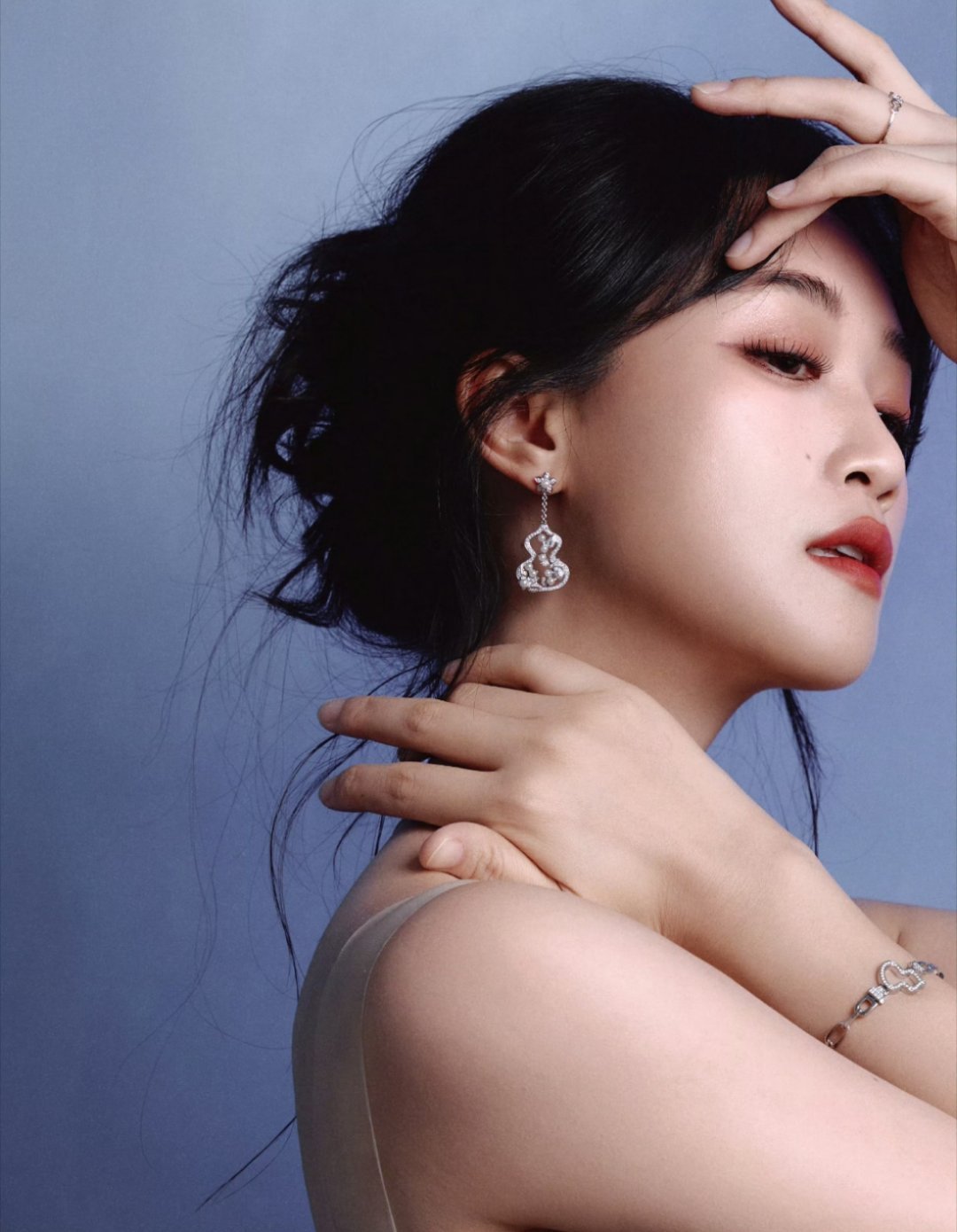 蓝盈莹蓝色礼服太美了！！恭喜蓝盈莹获得“年度观众喜爱演员”