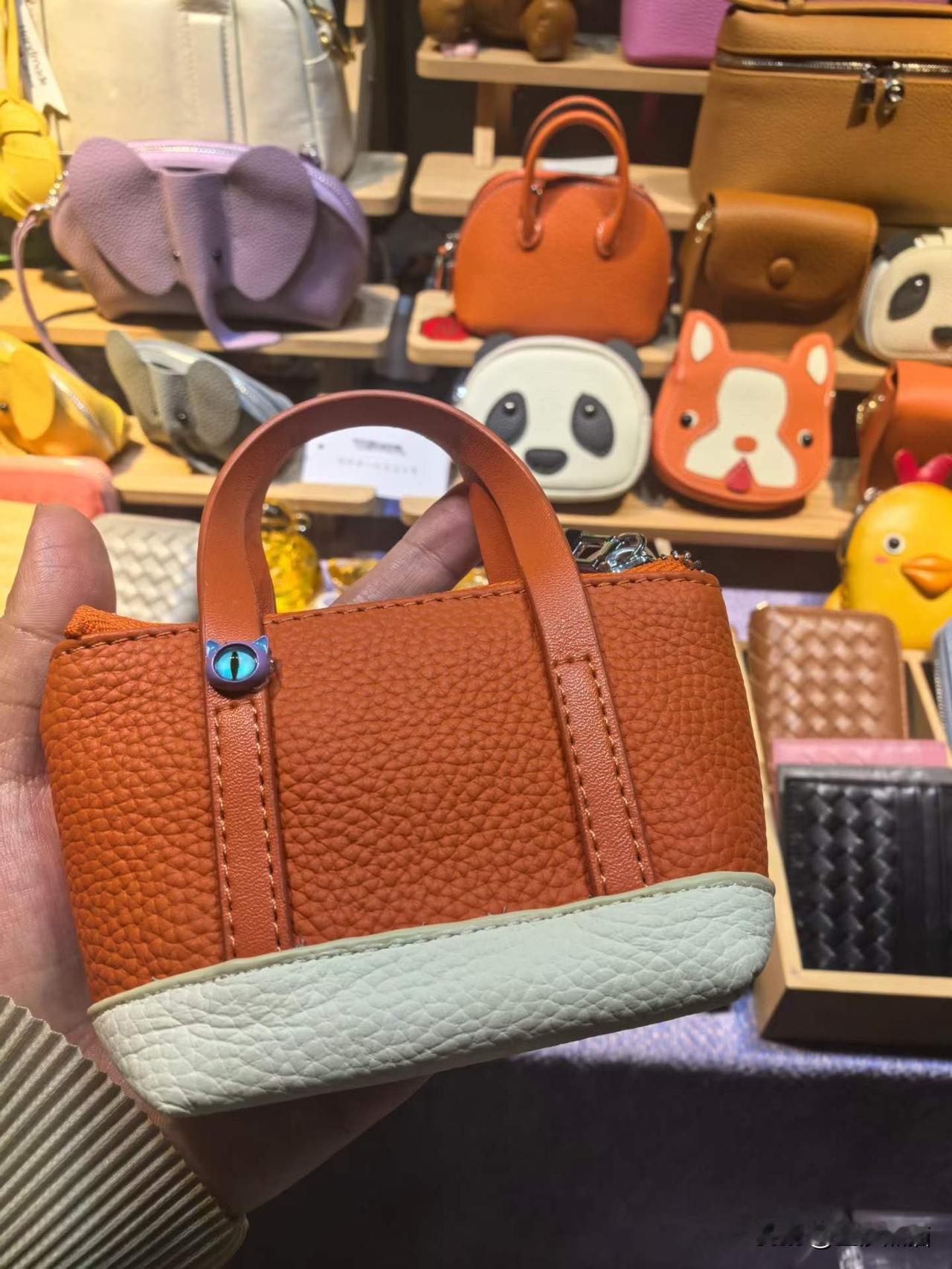 成都铁像寺水街集市，创意手作精巧别致，关键是价格还很香，看，我的小狗狗项链～
图