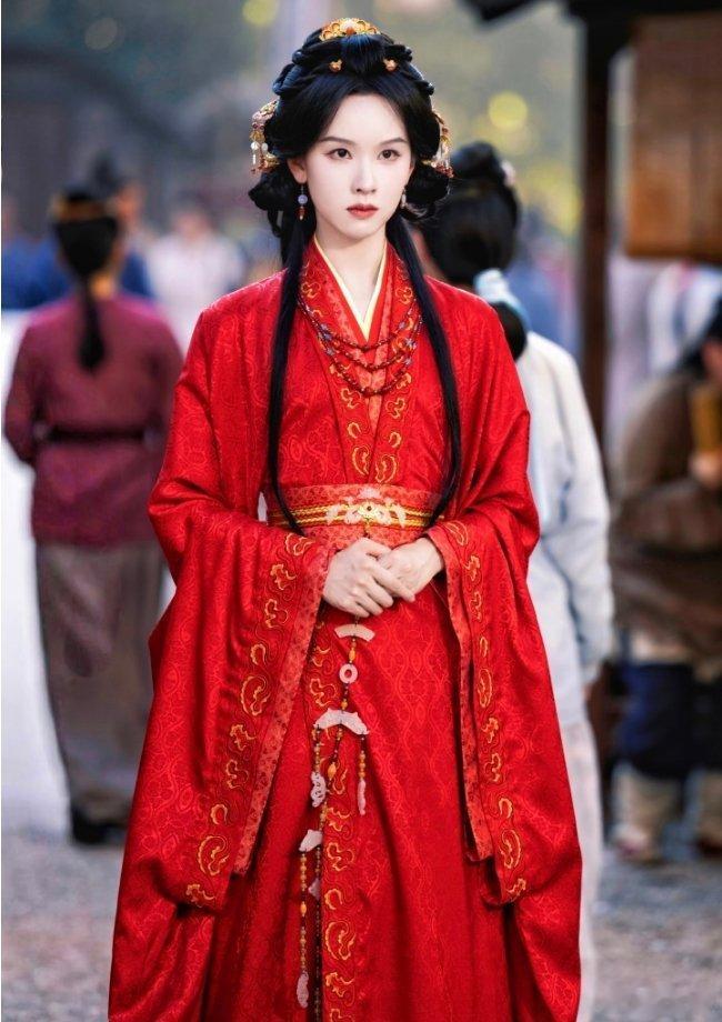 陈都灵三部一番破万剧2026年6月7日，随着《翘楚》优酷站内热度正式破万，陈都灵