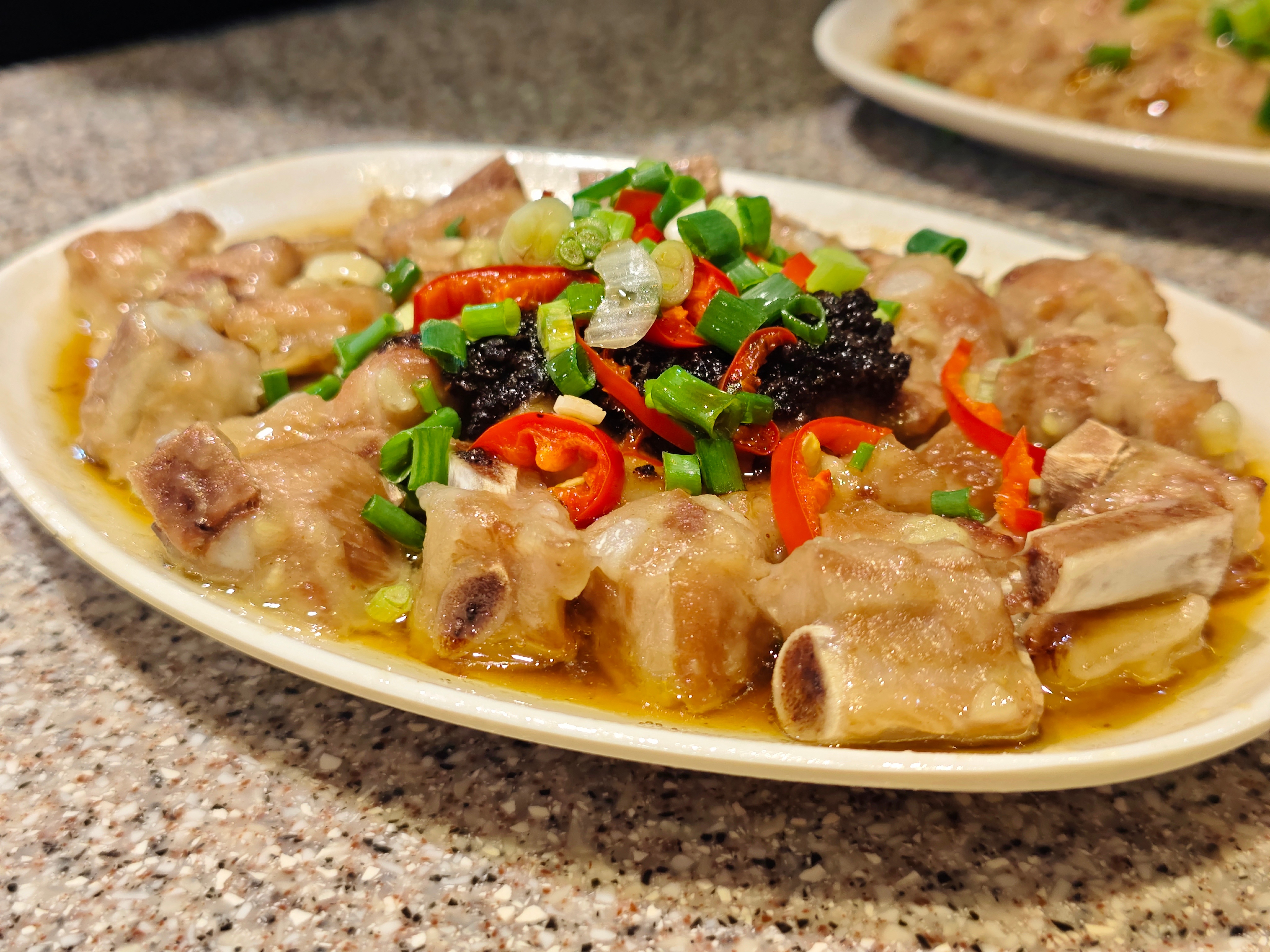 号称香港通的同事（同时也是一名街拍摄影师）带我来探店，这家店在深水埗，他当年在香