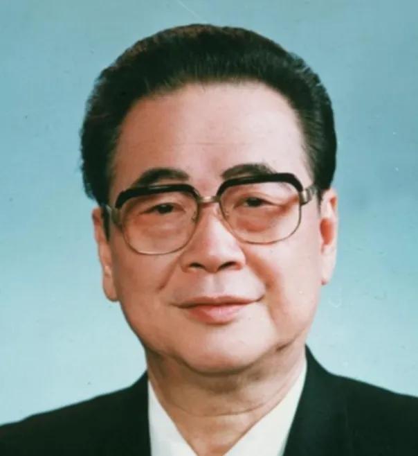 [月亮]1992年7月18日中午12时15分，天津海河两岸的船只齐声拉响汽笛，送