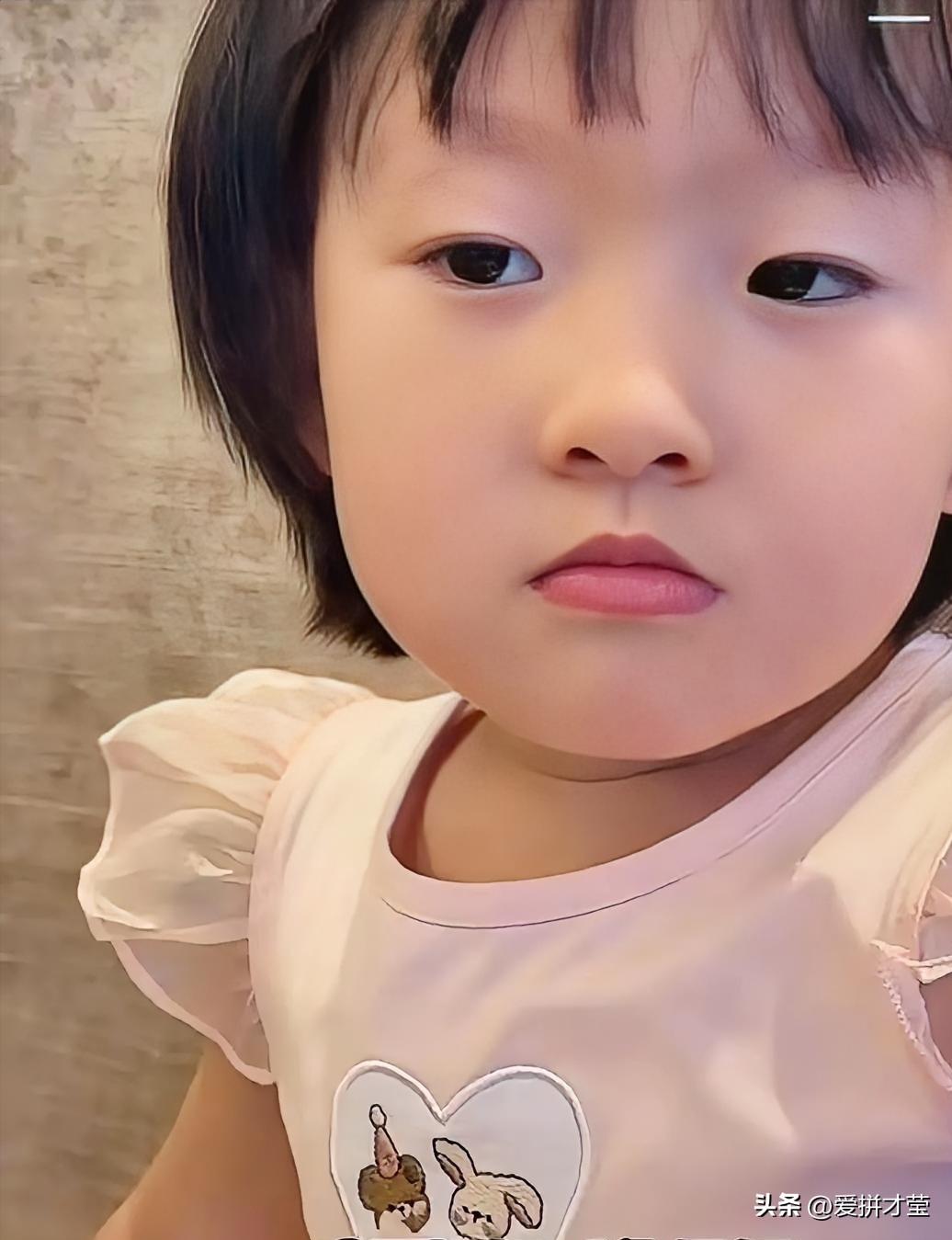 黄一鸣发的闪闪视频太逗了。视频里，闪闪问妈妈“你怎么有两个手机”，那小表情带着满