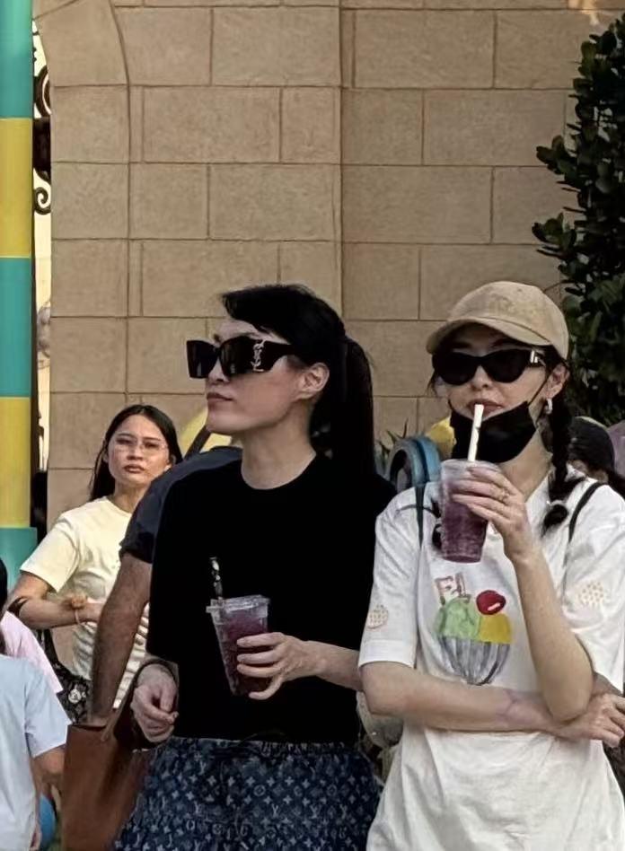 唐嫣妈妈好时髦，穿蛋糕裙陪孩子逛游乐场。唐嫣罗晋带娃来新加坡度假，唐嫣...