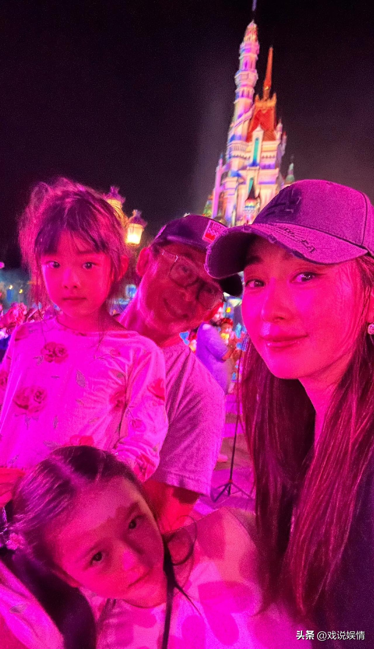 贾晓晨樊少皇夫妇带女儿游玩！
10月13日，贾晓晨晒出一家人在迪士尼乐园玩耍的照