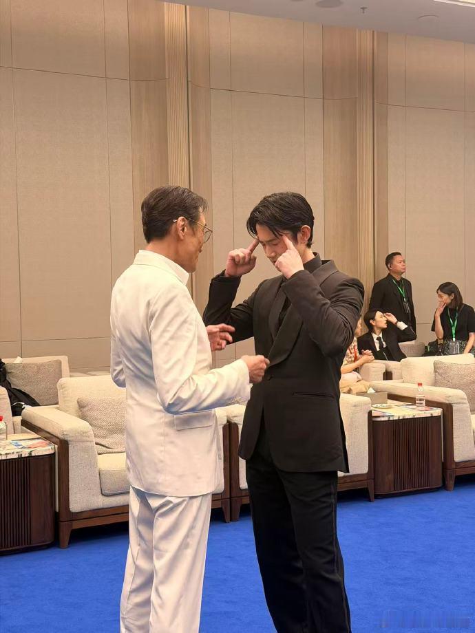 寒战宇宙世纪大合影寒战宇宙合影从第一部到现在，这张大合影就是最好的时光存档，老粉