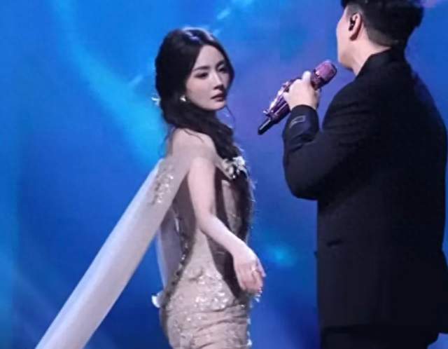 杨幂撑伞伴舞《茉莉雨》兑现一年之约，共创之夜上演"最美名场面"
