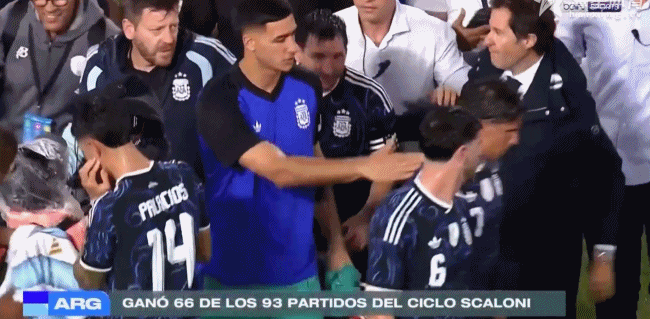 比赛结束后，冲进来好多人找梅西合影……不清楚是媒体还是对手球队的工作人员……这秩