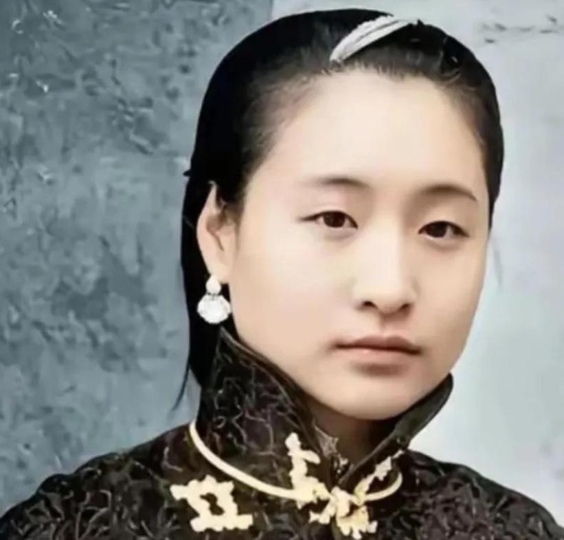 1916年，蔡锷病死了，小情人小凤仙参加完他的葬礼便消失了，直到1998年，她的