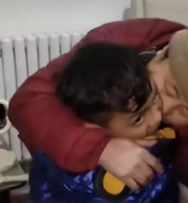 [小涛带一妻二子回国，是近年来少有的感人故事。]
小涛是个聋子，也不认识几个字，