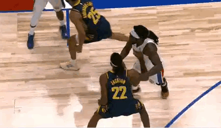 活塞球员斯图尔特一肘将步行者球员杰克逊击倒在地，被吹罚一级恶意犯规，这是他生涯第