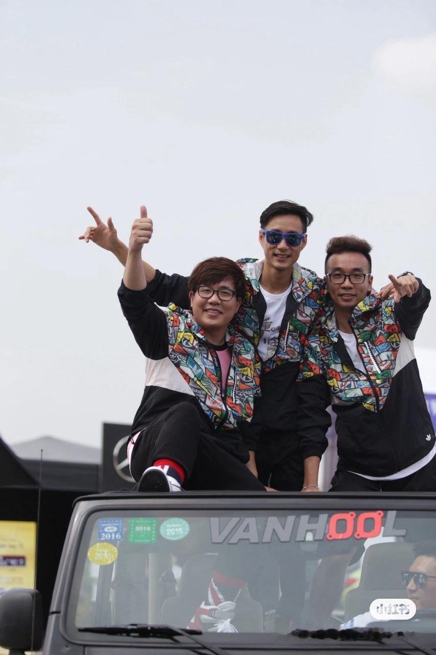 图一是2015年的“919搞一搞重口味派对”，图二是2025年今天，三子聚首花果