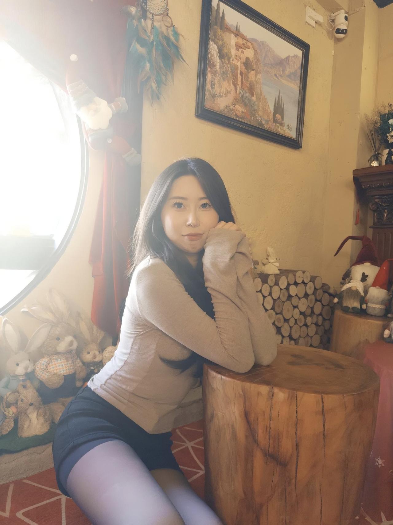 掉进圣诞氛围感小店啦🎄
浅咖色修身针织衫配黑短裙，搭浅紫透肤丝袜温柔又灵动，换