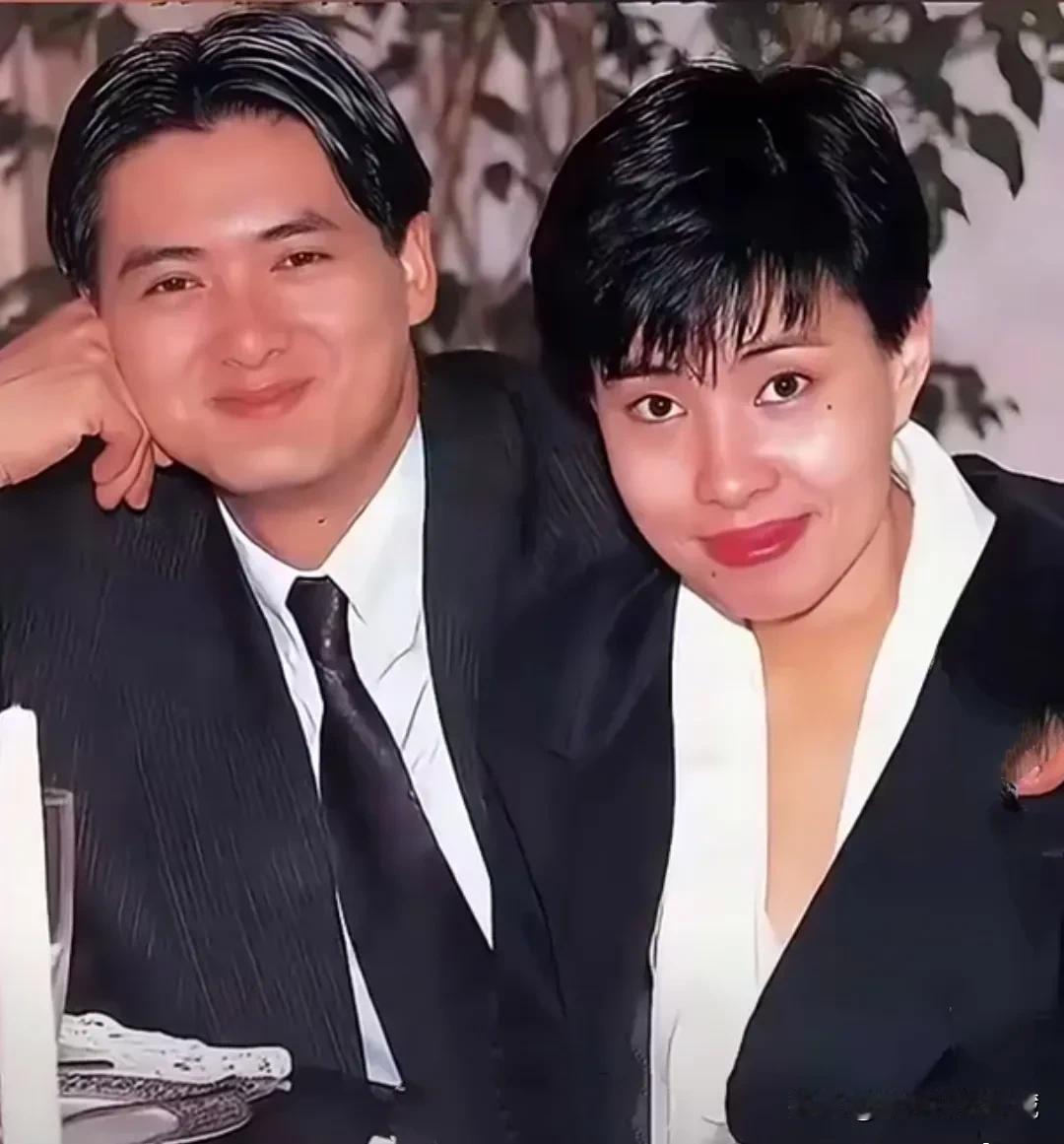 发哥和妻子陈荟莲早期合照，真的是帅哥美女，陈荟莲那时候太漂亮了，一头乌黑干练短发
