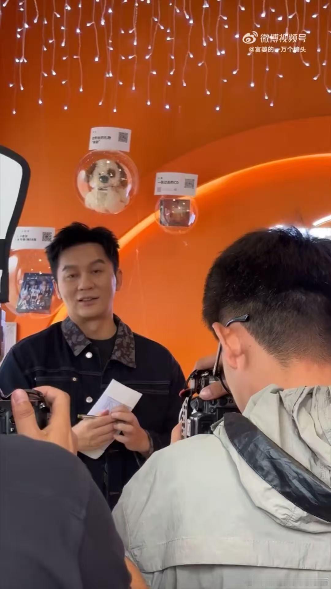 李晨给现场观众送跑男名牌 看路人拍的照片，李晨状态确实不错，感觉瘦了些，整个人看
