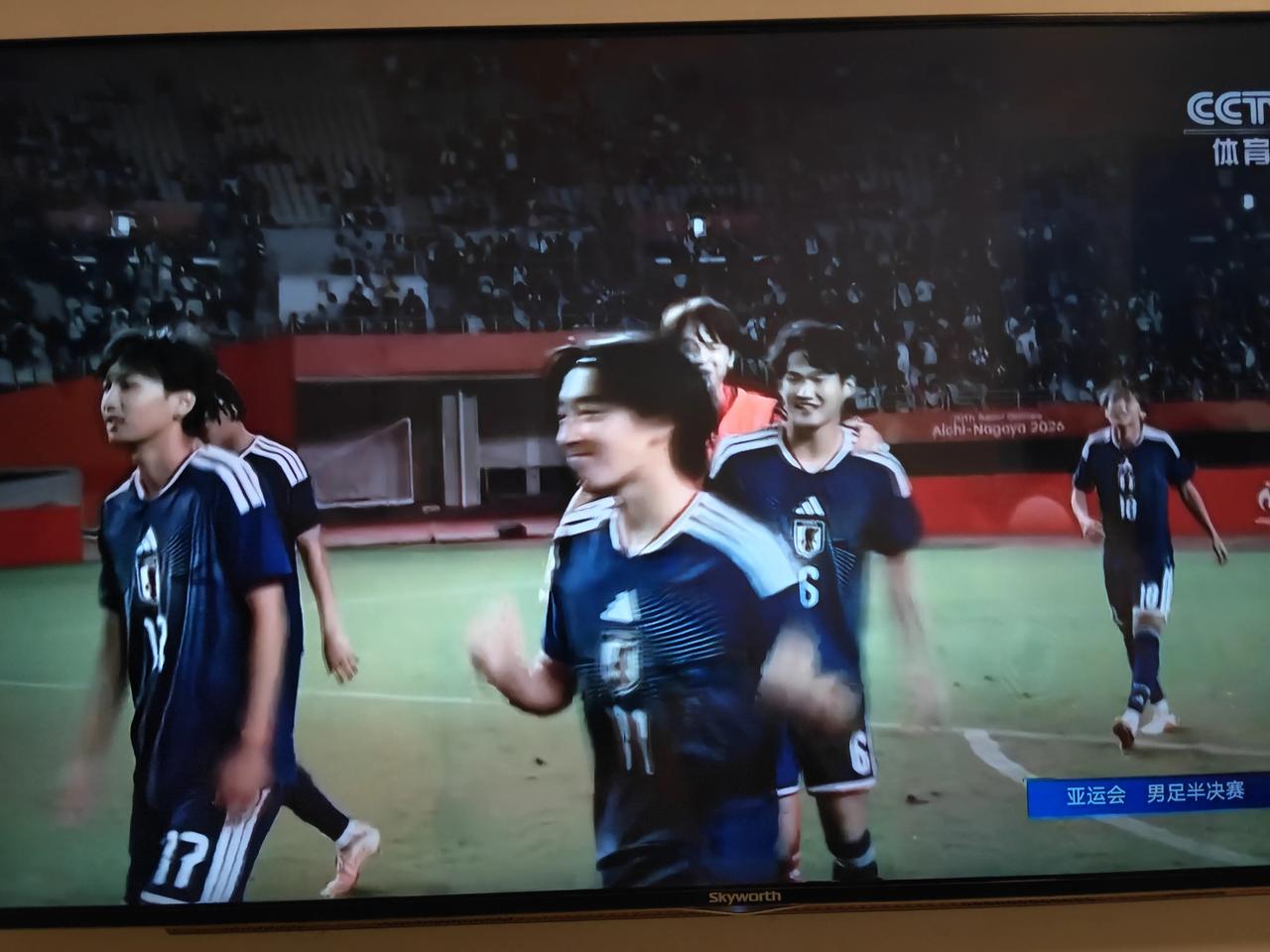 昨天晚上，名古屋亚运会男足半决赛，日本队与乌兹别克斯坦队在90分钟内踢成1-1平