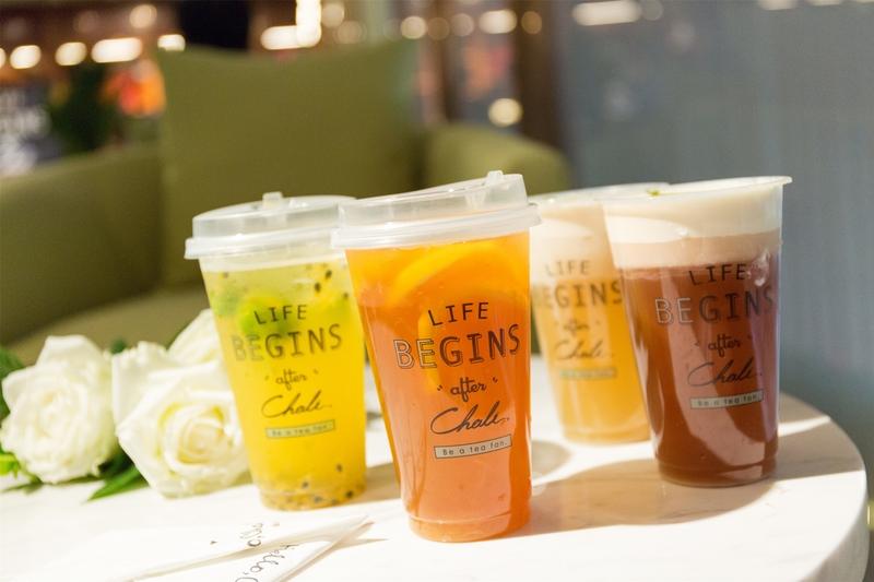 除了水，有不少饮品解渴又养生。夏天我常喝淡茶水，绿茶里的茶多酚能快速降温，少放茶