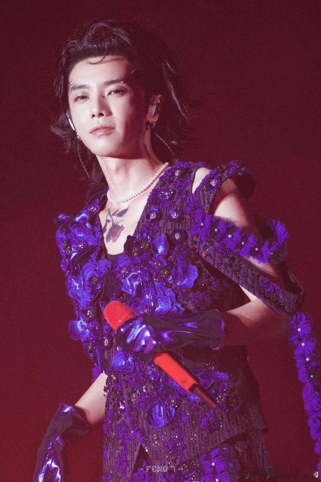 华晨宇 蓝色妖姬华晨宇宛如从暗夜梦境中走出的蓝色妖姬，那精致妆容似夜空中闪烁的神