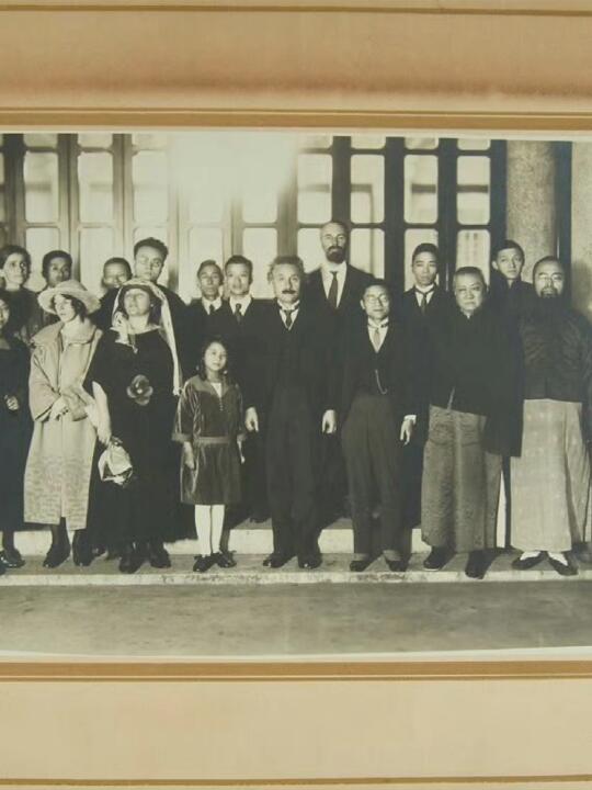 1922年，爱因斯坦和他的妻子在上海