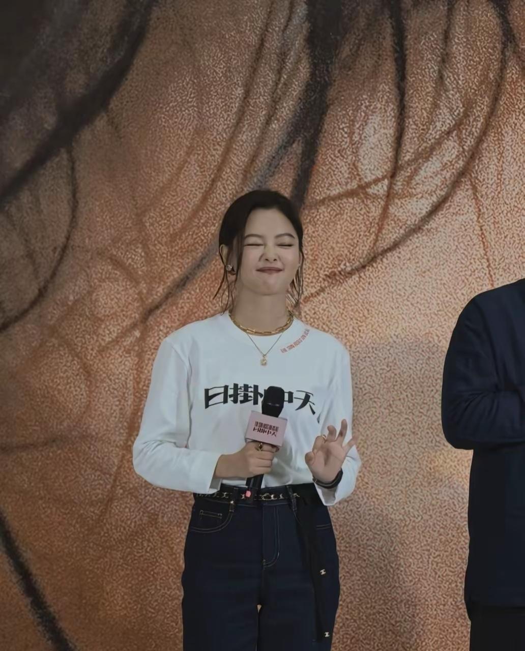 辛芷蕾亮相佛山顺德万象汇，与主持人幽默对话，可爱又温柔！
镜头下的辛芷蕾身穿白色