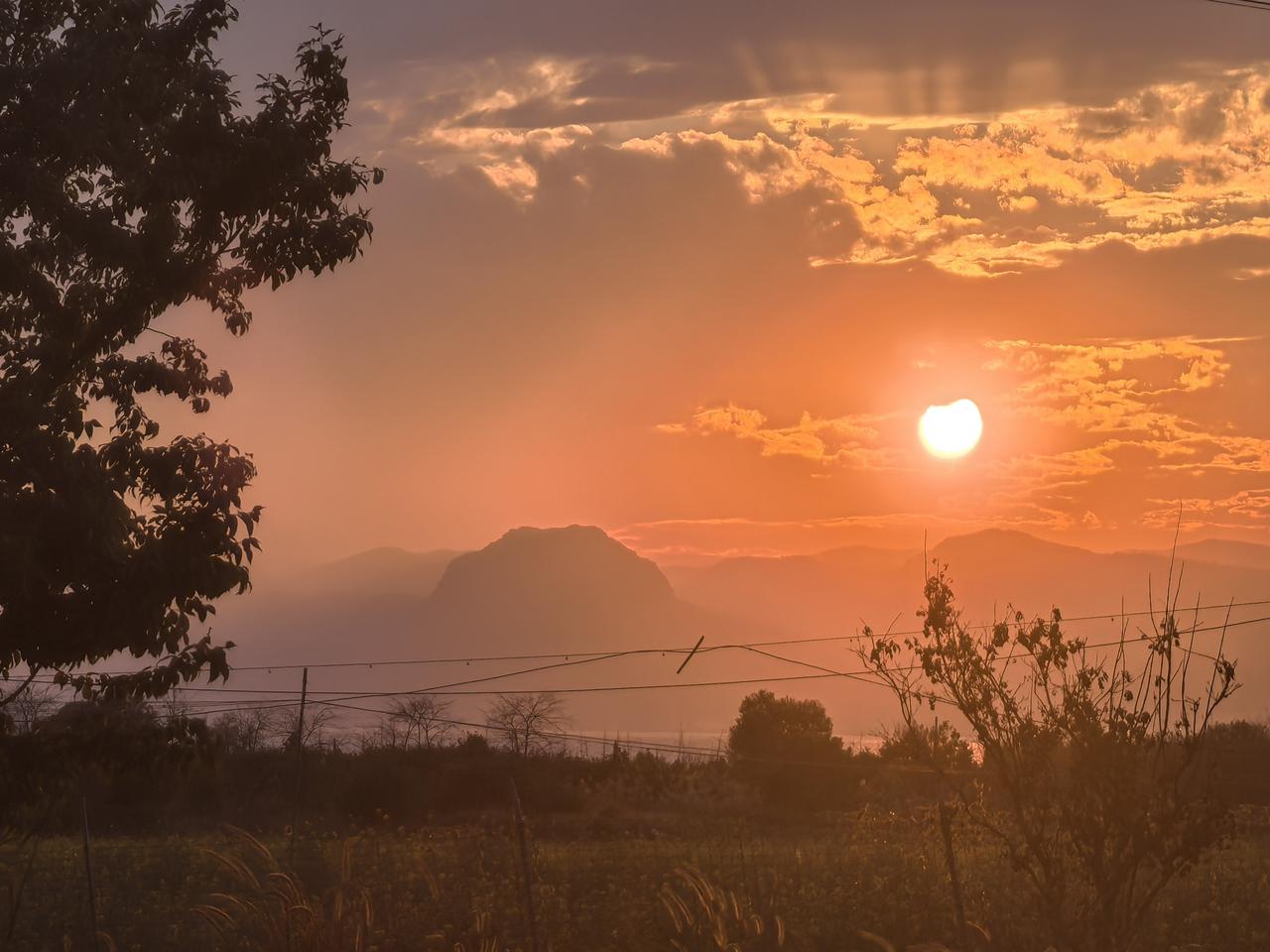 美国现在后悔还来得及，只要单方面宣布胜利，然后赶紧跑路就行。至于军事基地被炸，这