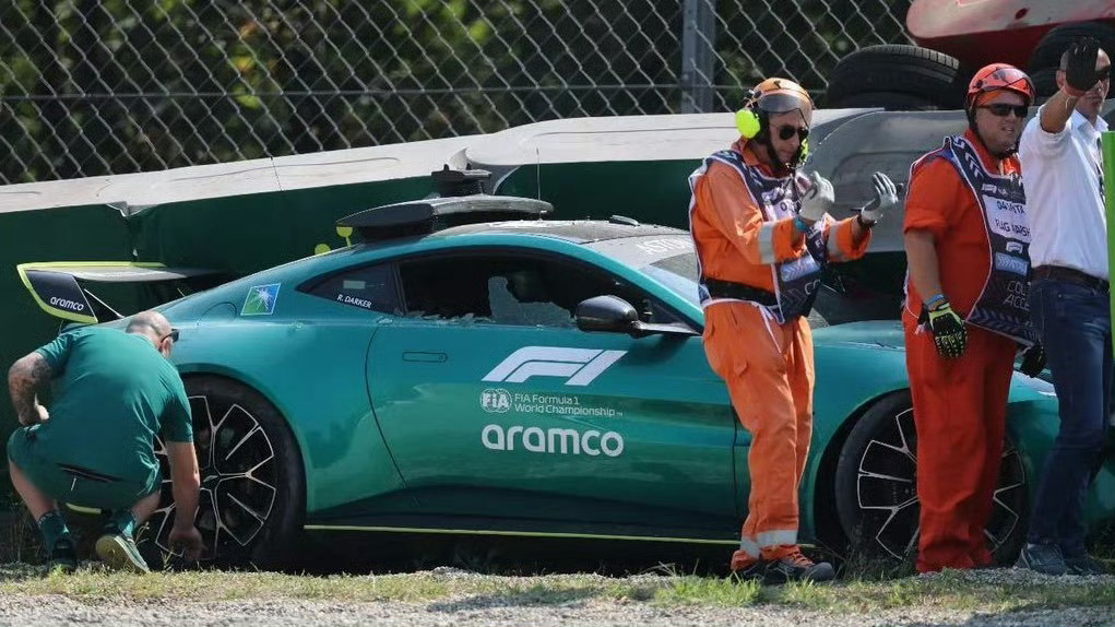 难得一见的赛道事故 F1官方安全车撞了！#F1##赛车##2024f1意大利大奖