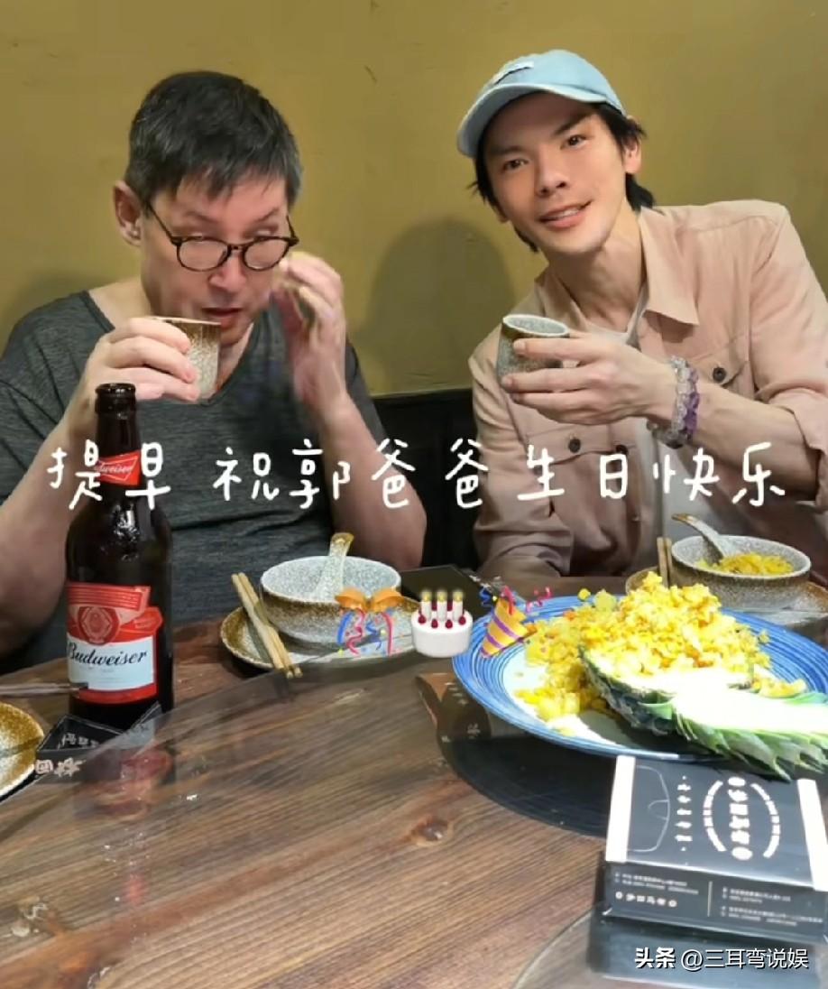 向佐分享云南之行，原来这次全家旅行是为了给郭爸提前庆祝生日，难怪向佐特意一起赶去