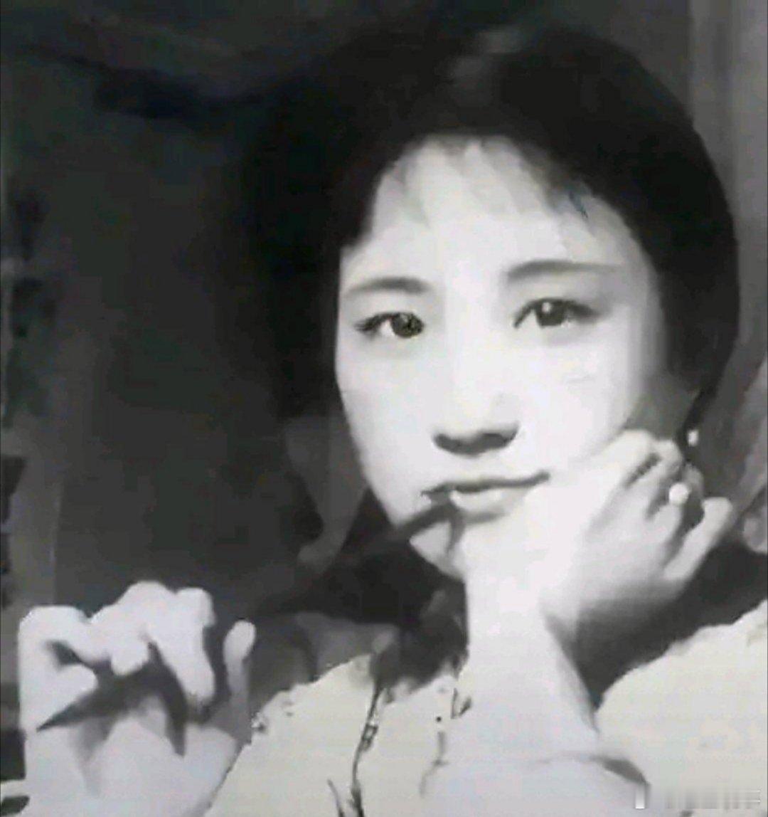 1961年，穷困的陆小曼卖了将唯一的貂皮大衣，买来几斤大闸蟹，请3个男人到家中吃