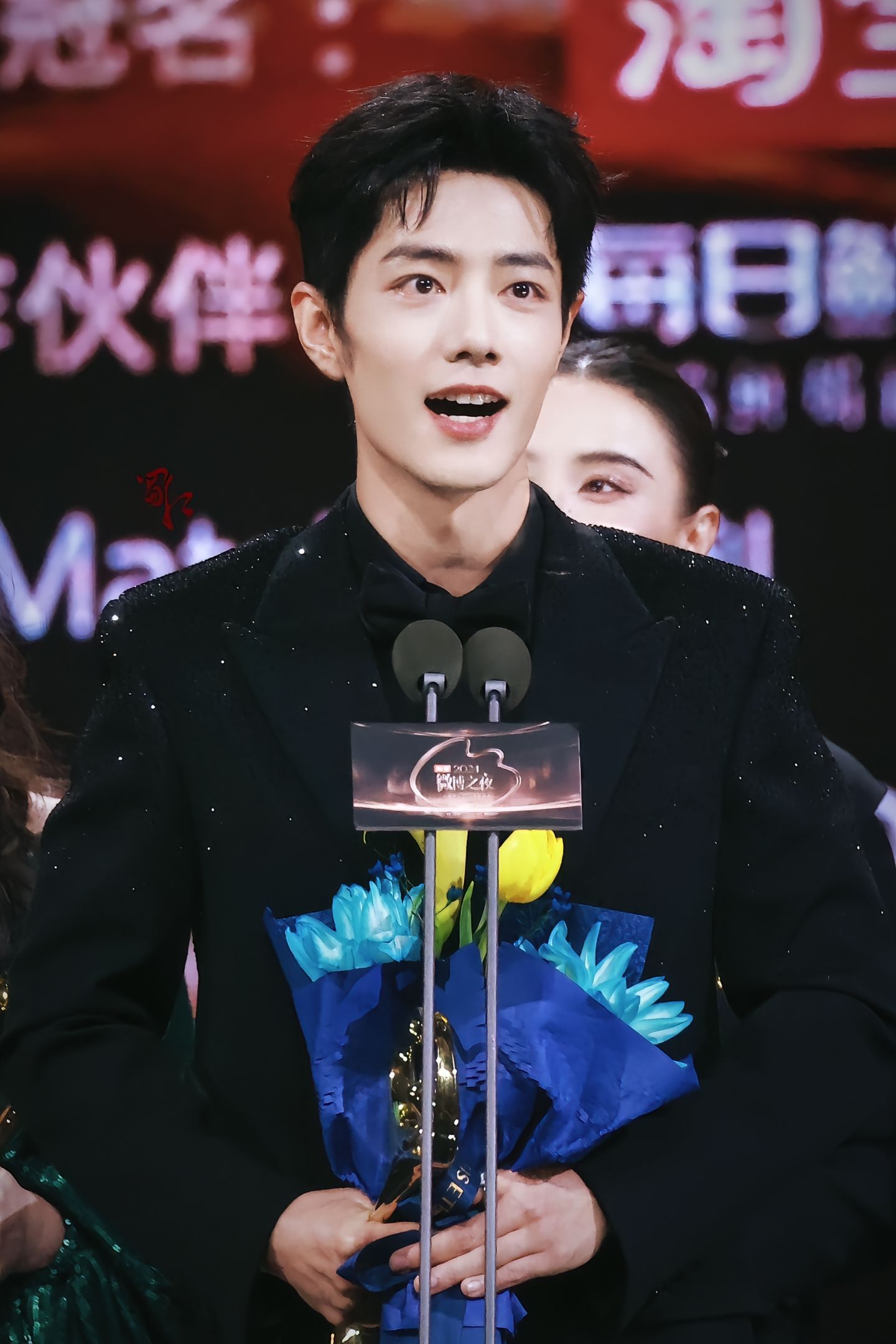 肖战的年度闪耀时刻肖战黑皮衣V领黑衬衫官宣照 肖战黑皮衣V领黑衬衫官宣照，满分s