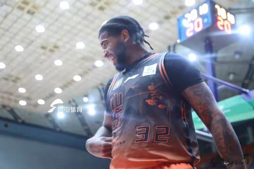 山东男篮大外援克里斯感冒发烧，确诊甲流，下午处理后，现在依然是38度，今晚缺席对