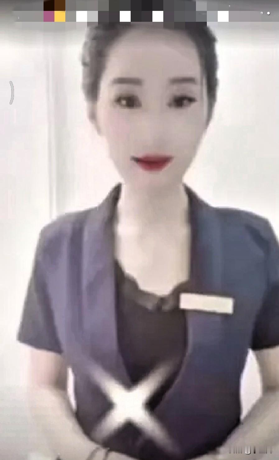 这是Fu婷婷，在上海金店任副店长。她长得非常美。

虽然她穿着工装，但却难掩她苗