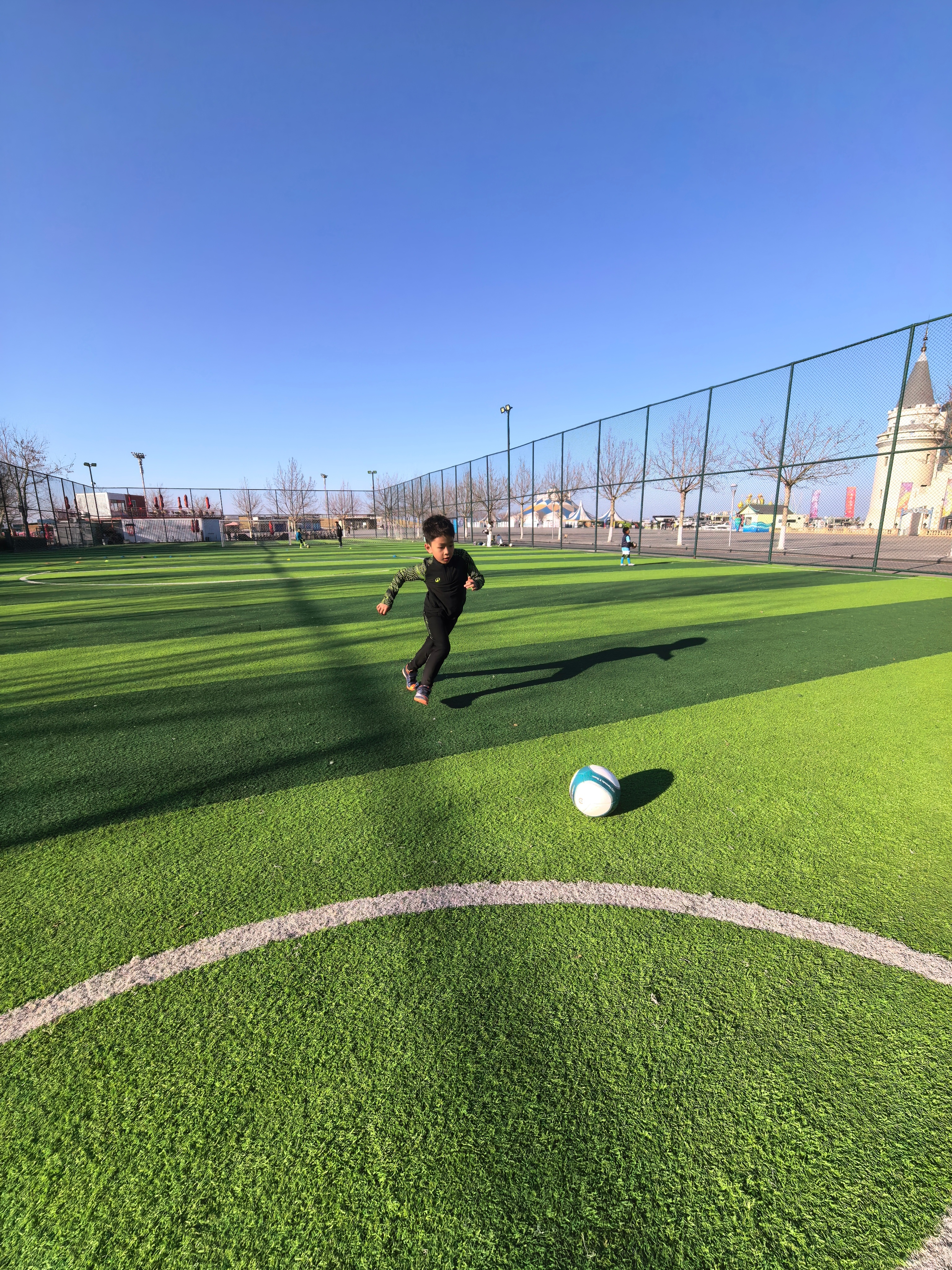 有的时候想想人的所有不快乐都是因为想要的太多其实能在蓝天白云下快乐的踢球然后开宝