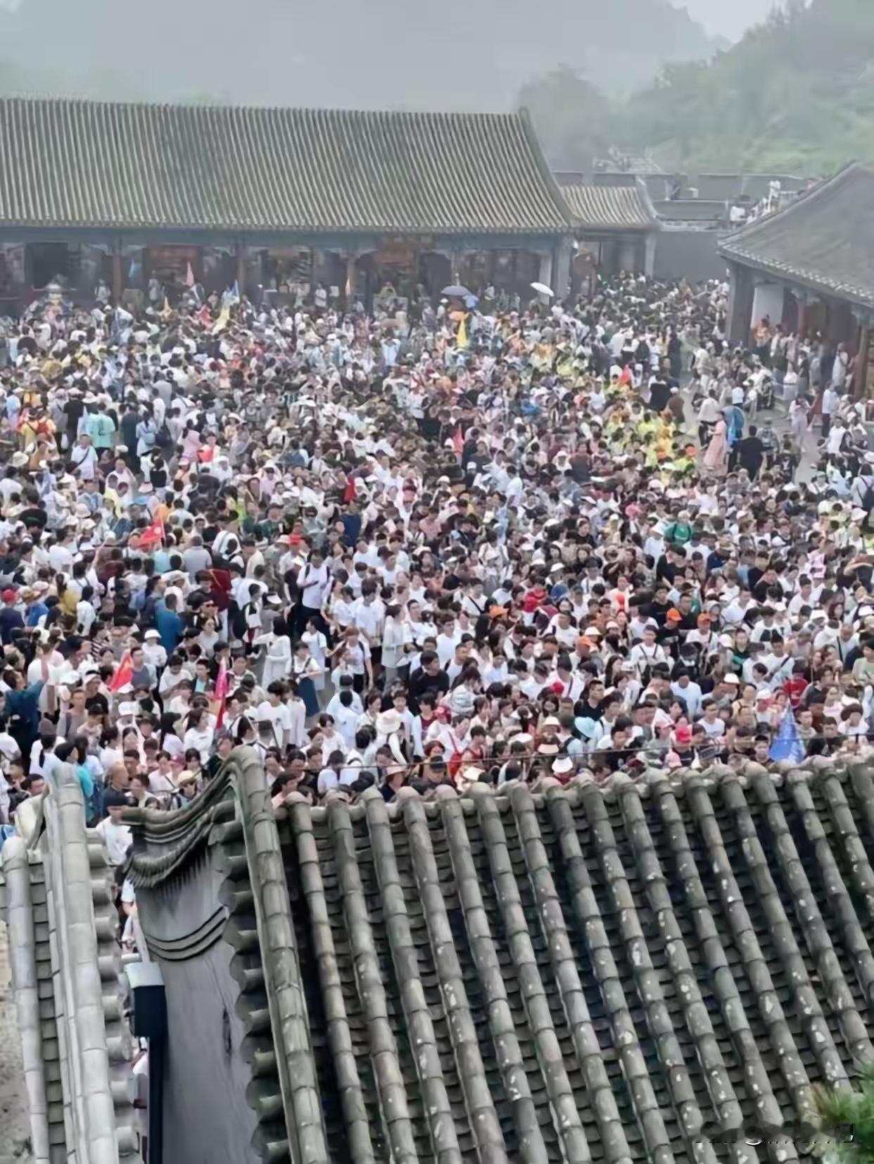 来吧

一起来看人山人海

排队几小时

参观几分钟[捂脸][捂脸][捂脸]