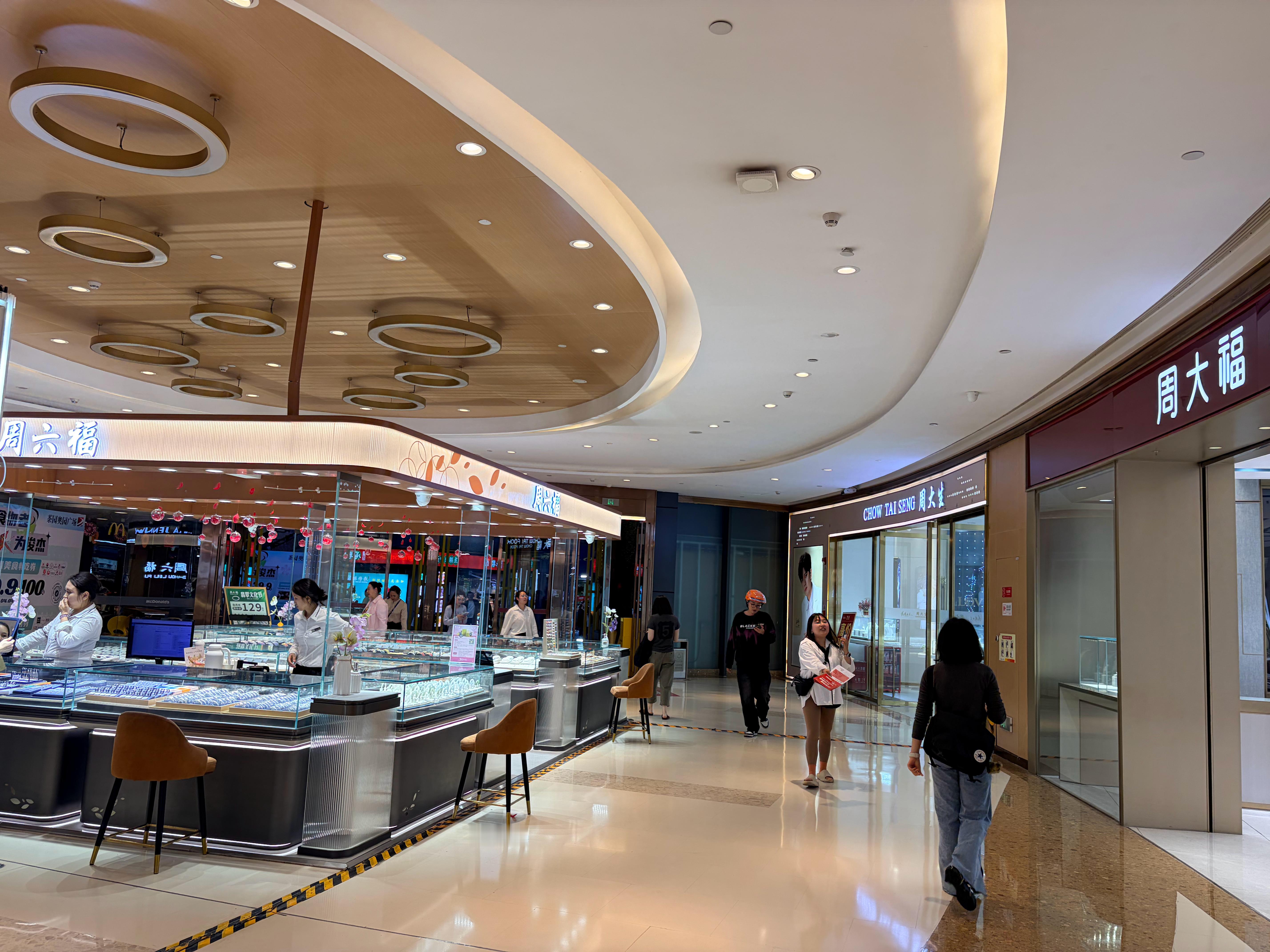 你们老周家真特么富啊，三家金店都姓周。 