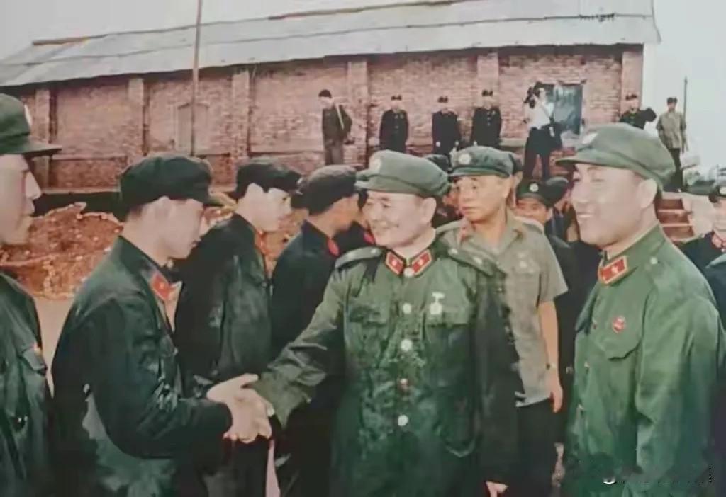 1986年4月两山轮战期间，成都军区政委万海峰（前右三）在47集团军宫永丰政委（