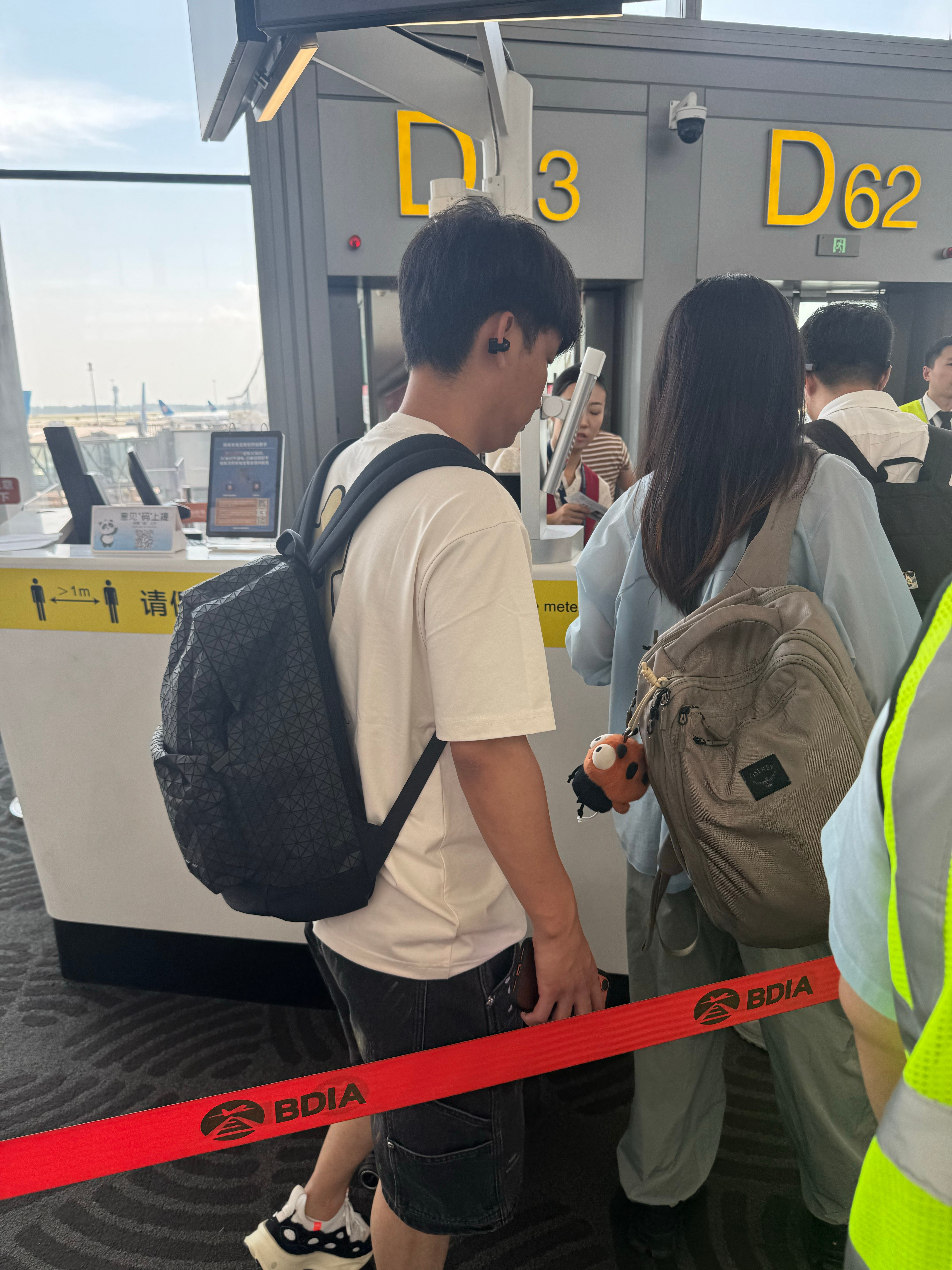 你不理我我还不理你呢。臭小孩儿。 