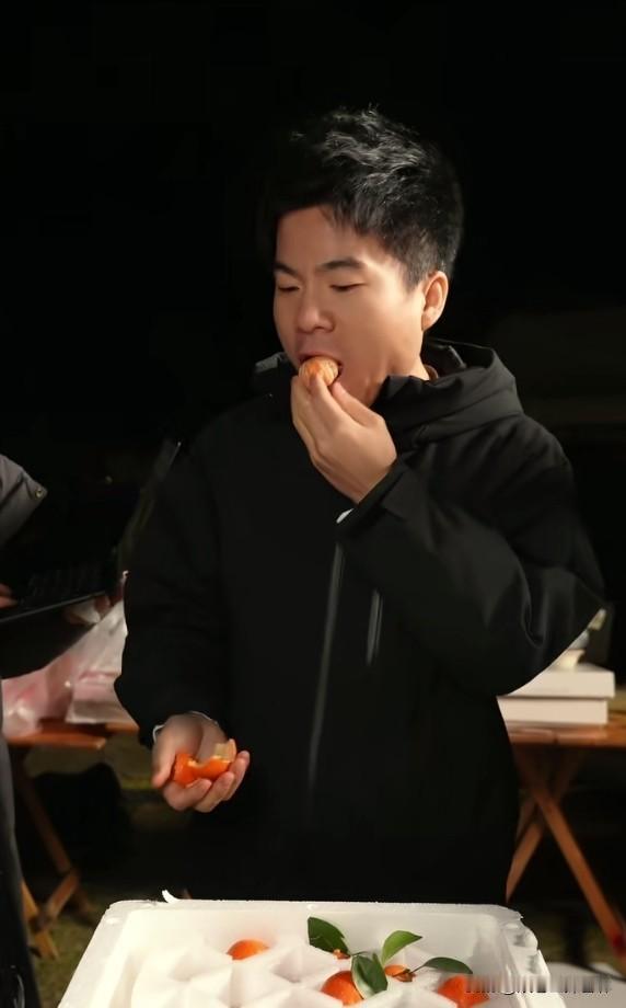 董宇辉到广西掉进蜜罐里。
现场吃完甘蔗，又一口一个砂糖橘桔子，隔着屏幕都能看到董