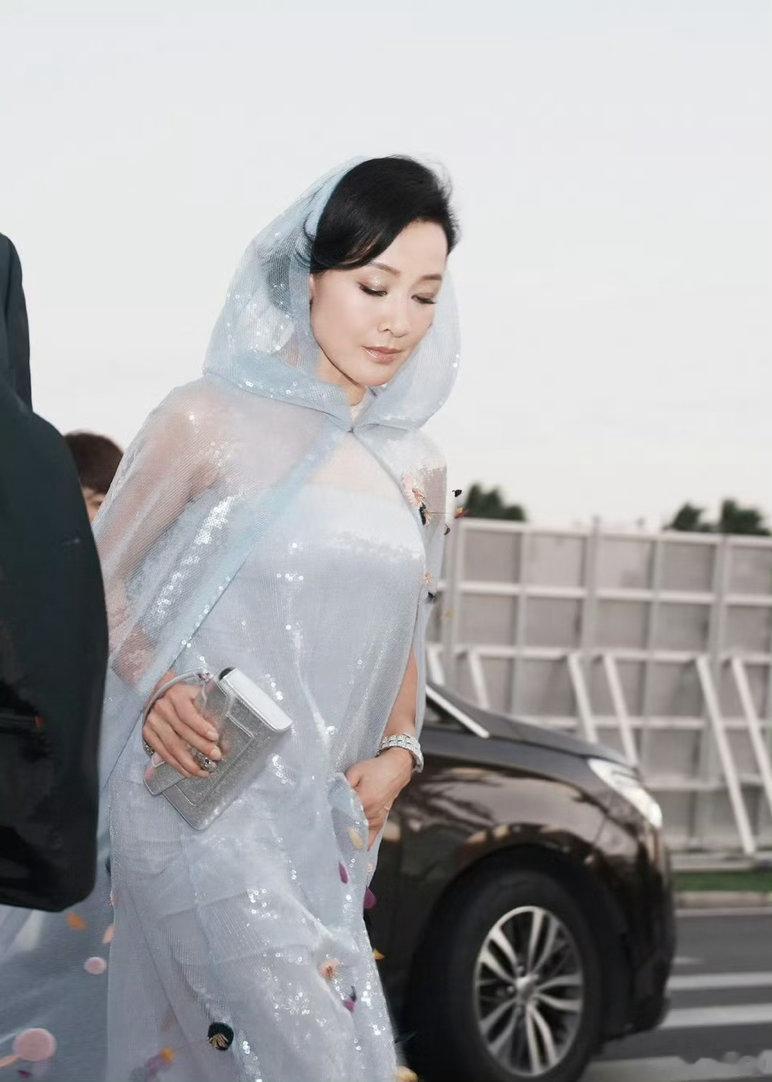 陈冲中英文长文治愈又通透的一段长文！人生不必追求完美答案，保持好奇、热爱万物、勇