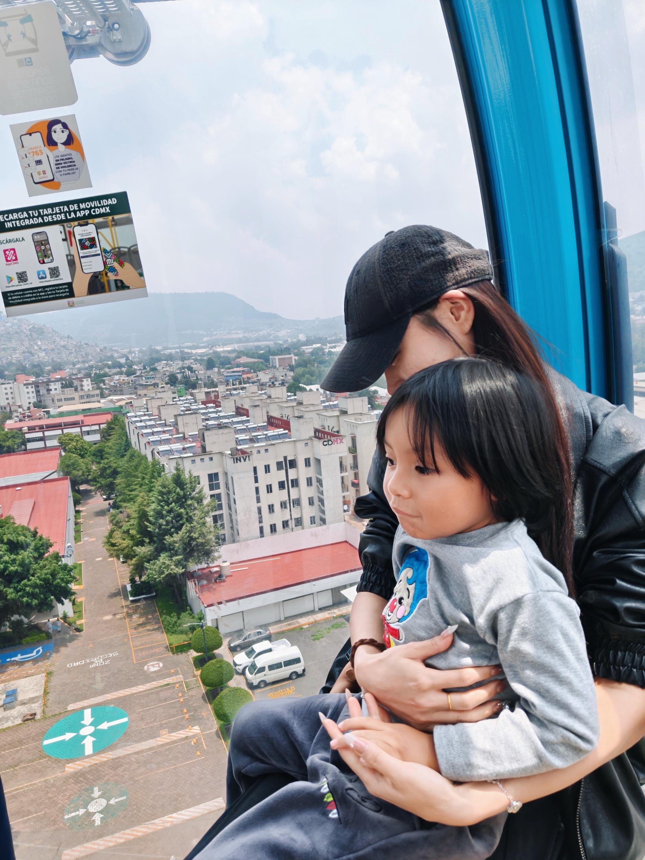 7MXN体验了老墨的公共交通工具🚡 顺便偷了个娃👀