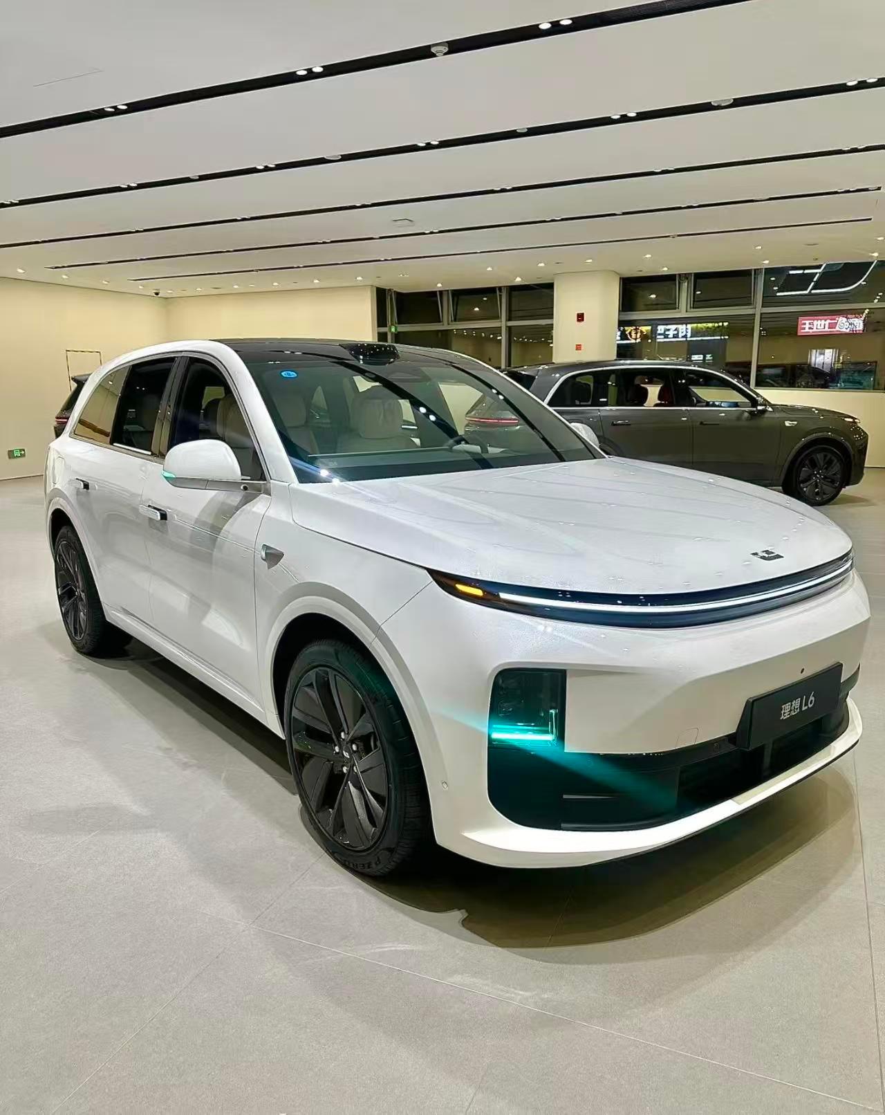 L6的“冰箱彩电大沙发”配置延续家族传统，副驾屏追剧超爽。城市NOA功能能自动跟