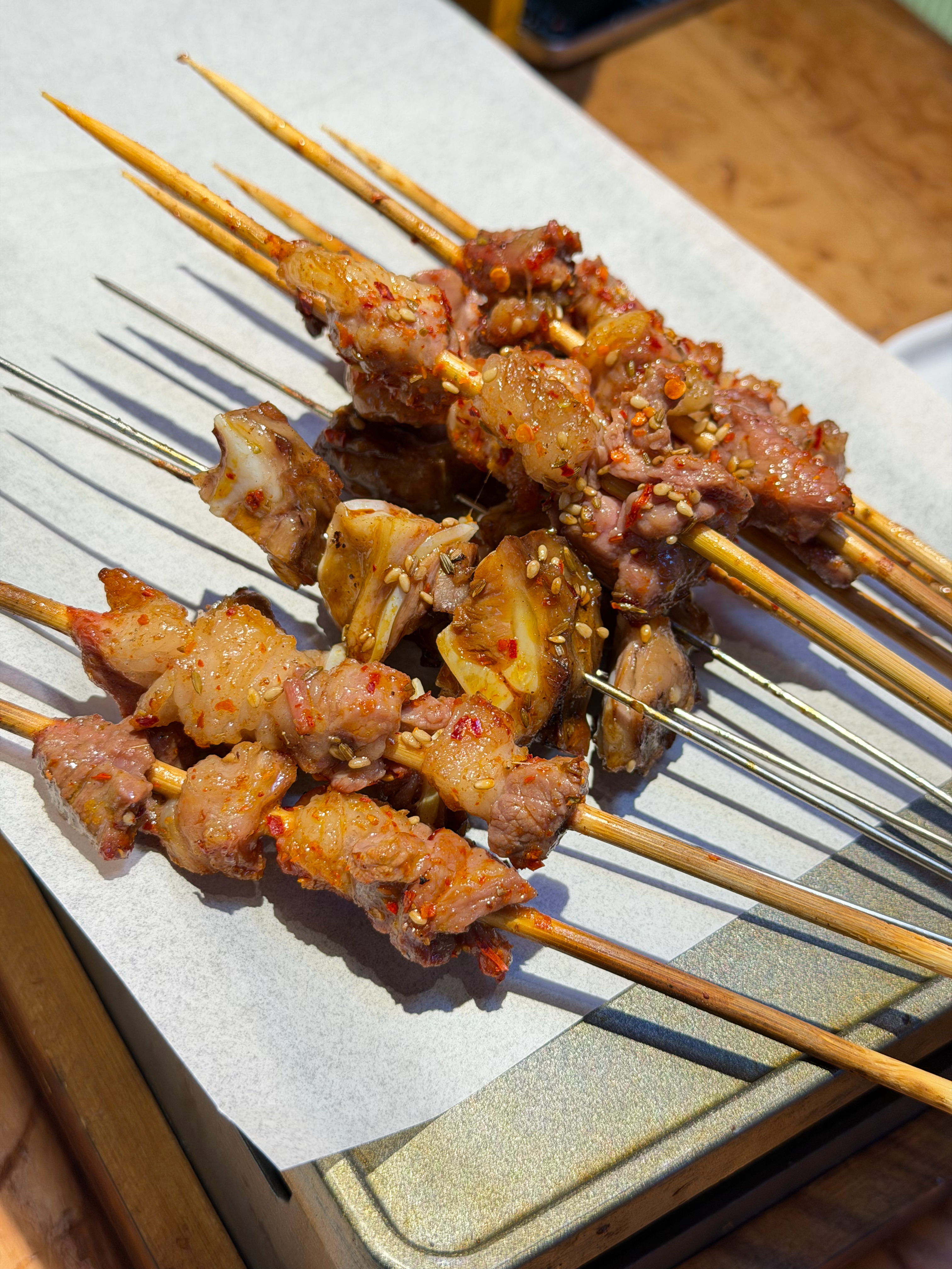 又来济南了，烧烤和炒鸡都得安排上但是我有个疑问，为什么炒鸡里有年糕和面筋，这个对