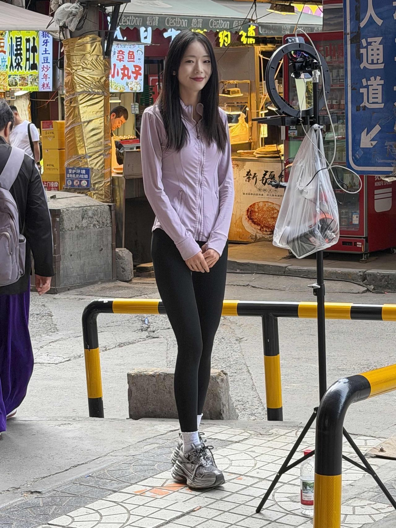 今天下午3点58分，我从西大街进入北广济街。
我往里走一点时，看到路东边，有个非