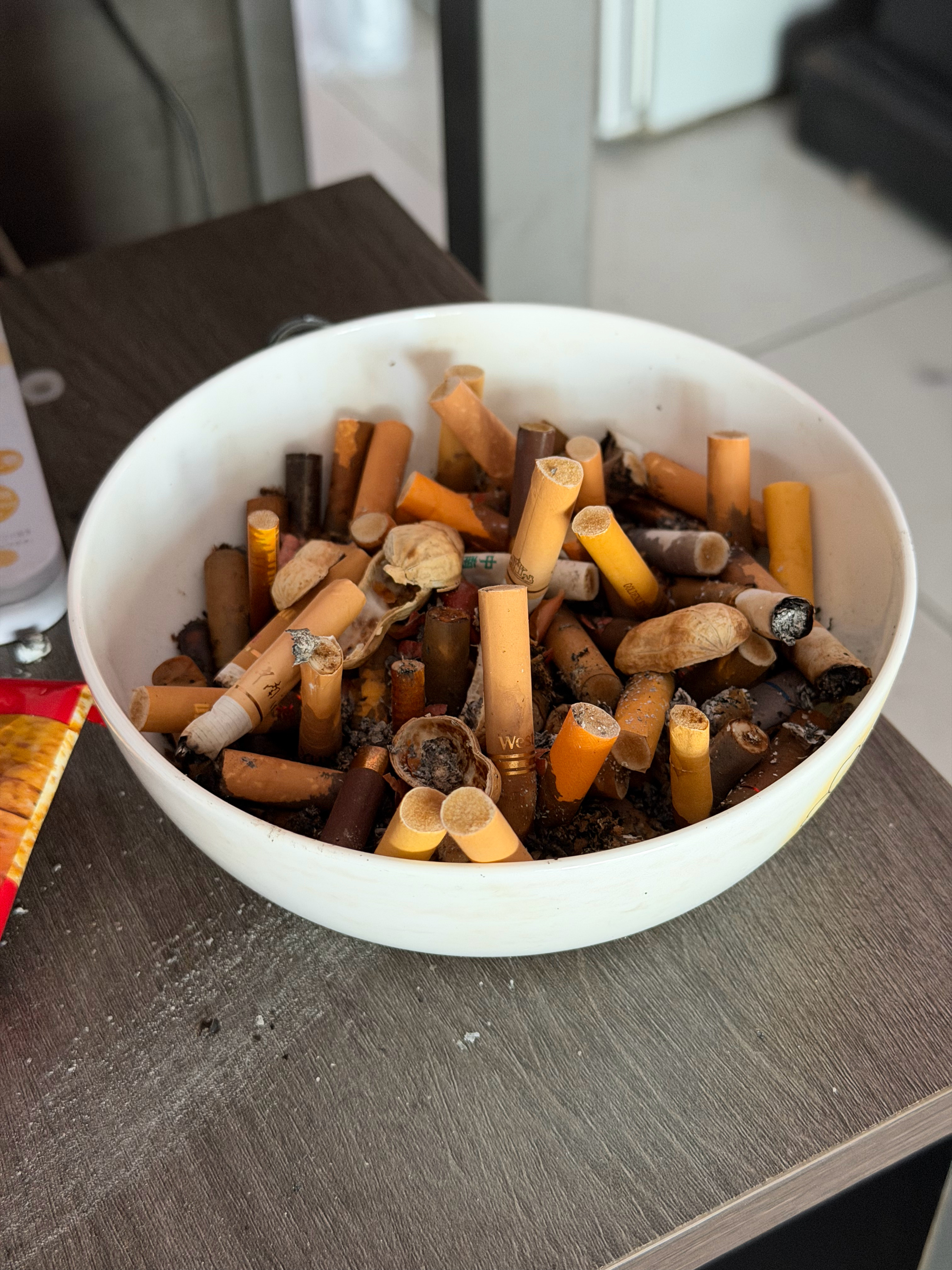 实在不理解，为啥攒着这么多烟屁不扔啊……一进屋一大股子味儿…本来烟味就很恶心，现