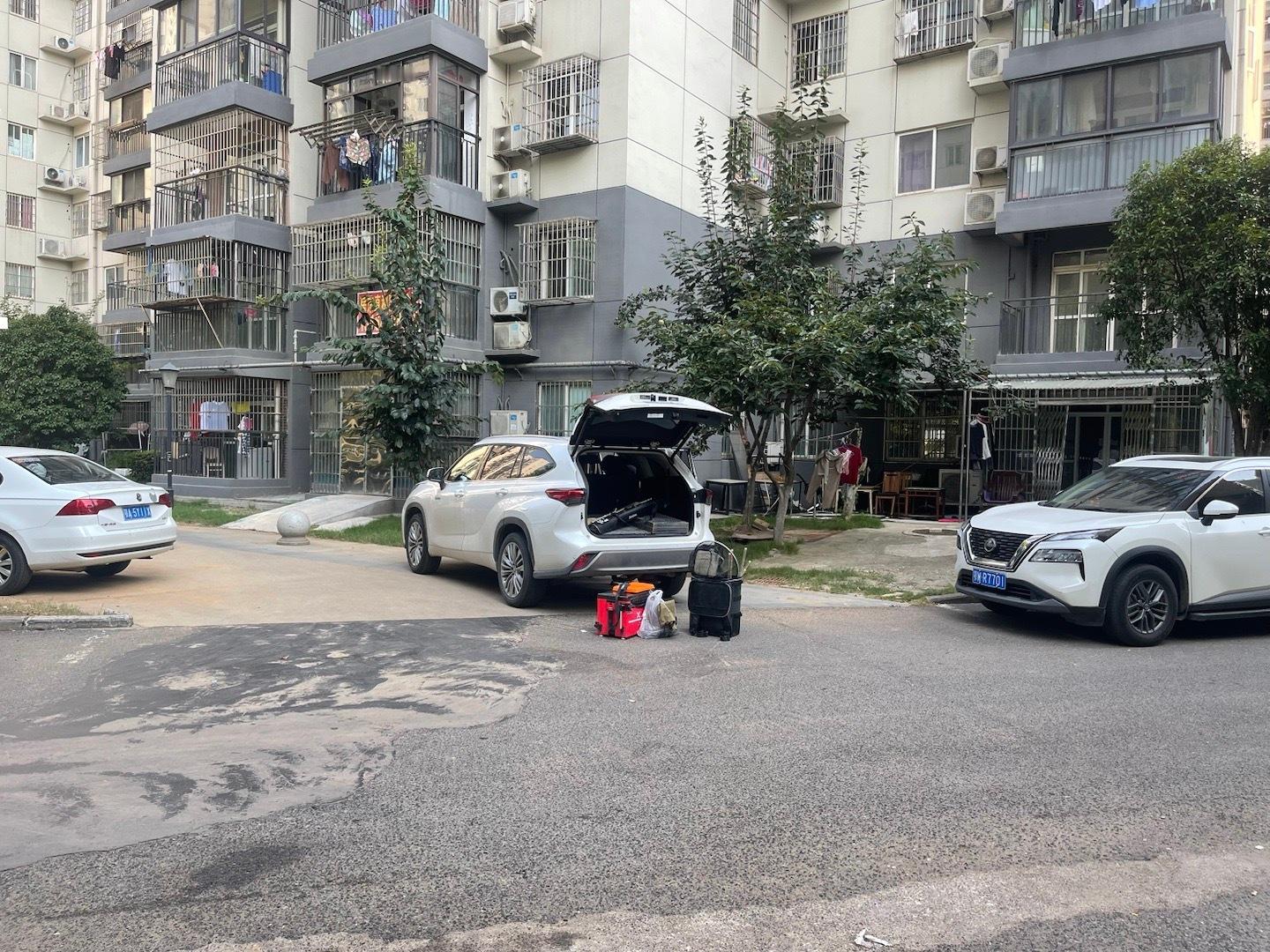 处处都是钓鱼人今天去超市买水看到 新鲜的甜玉米 5元4根 10根以上  10元 